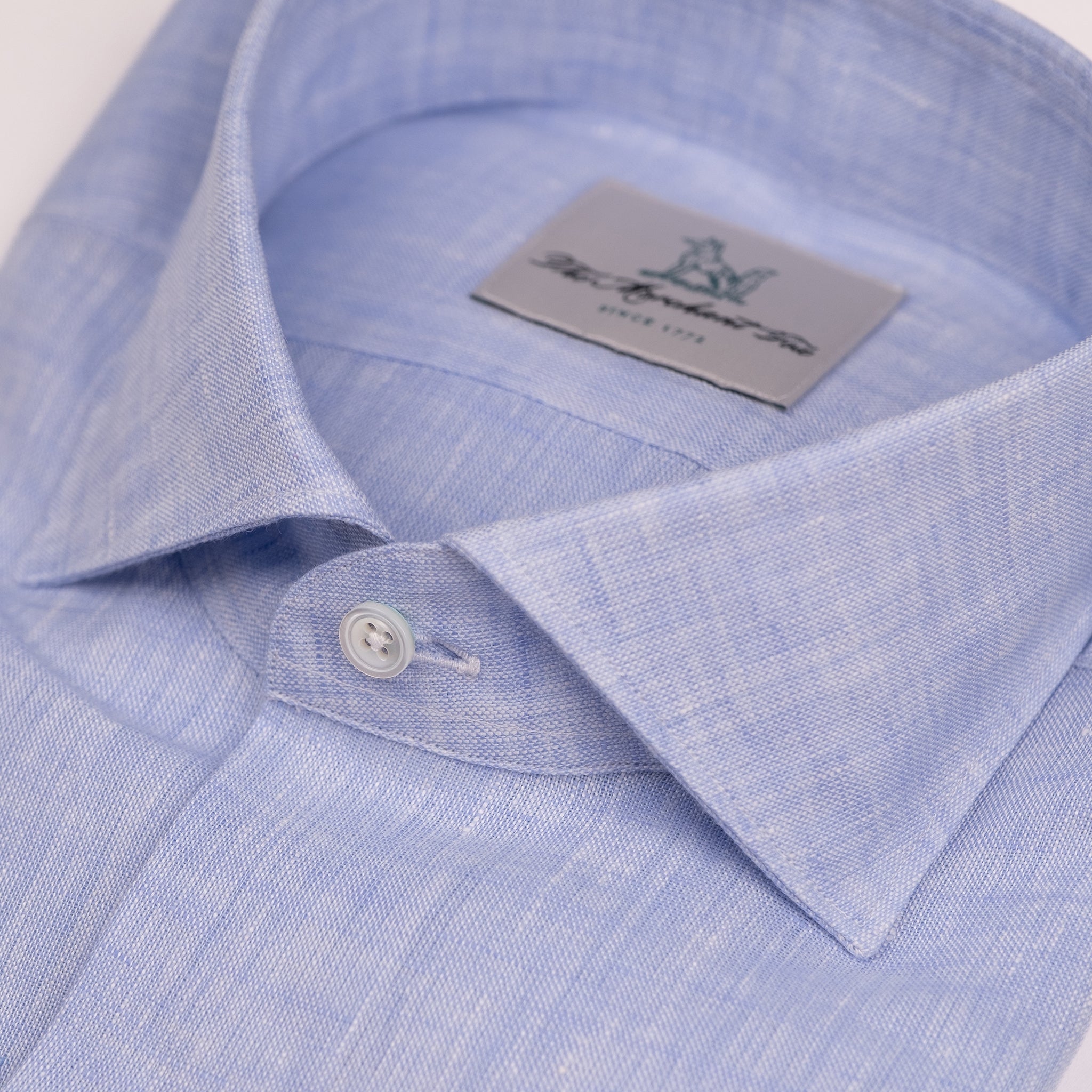 The Niven Fox Summer Light Blue Linen Shirt collar detail